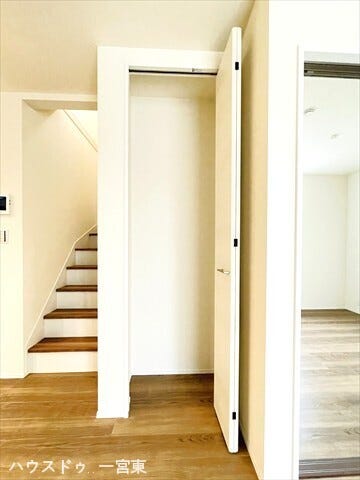 【リビング】散らかりがちな家族共有の小物をまとめたり、新聞や雑誌の一時おき等にも便利ですね。