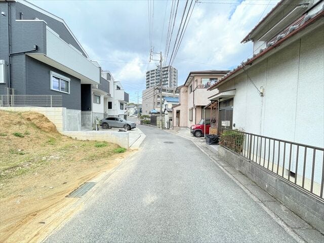 幅員約4mの前面道路です。普通車が1台通れる幅となります。大型車の通行が少ないので、振動や騒音が抑えられます。