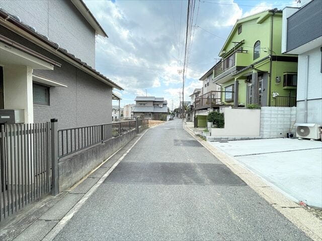 幅員約4mの前面道路です。車がすれ違うには厳しい道幅ですが、車はスピードを抑えて走行するので、お子様にも安全な道幅となっています。