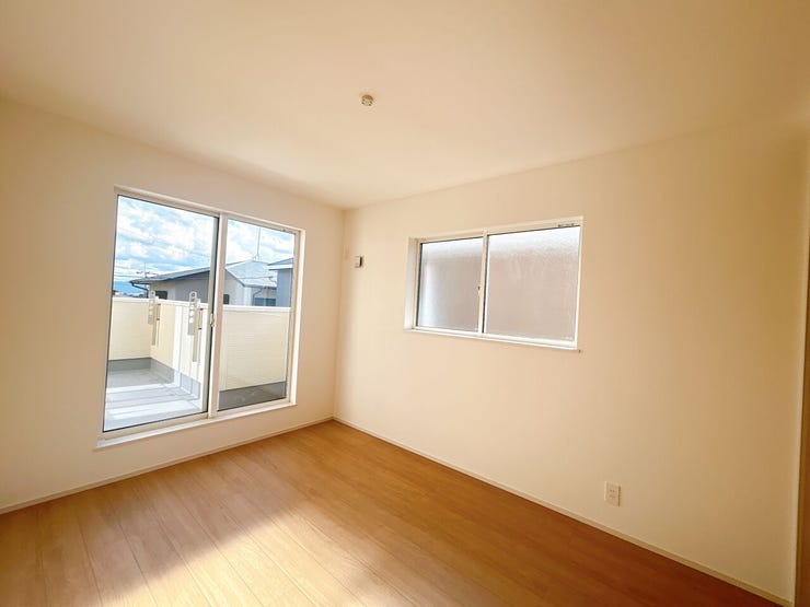 窓から風を感じられる快適なお部屋です。