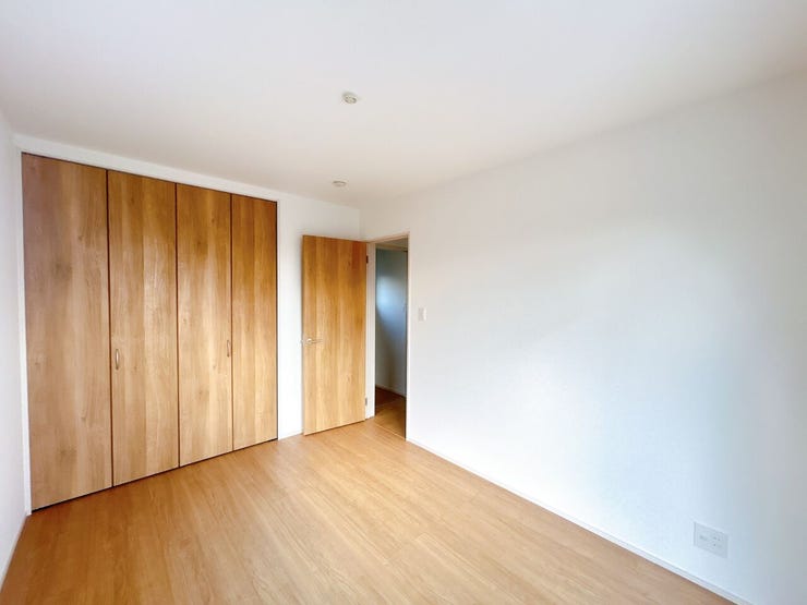 バルコニーの窓が大きく、明るい室内です◎