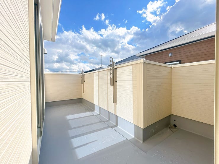 バルコニーは日当たり良好で、洗濯物もよく乾きます◎