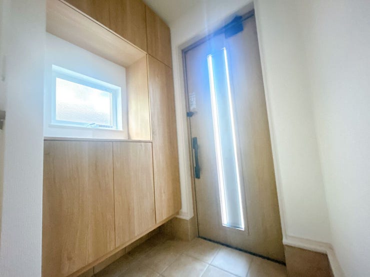 光が差す明るい玄関です。