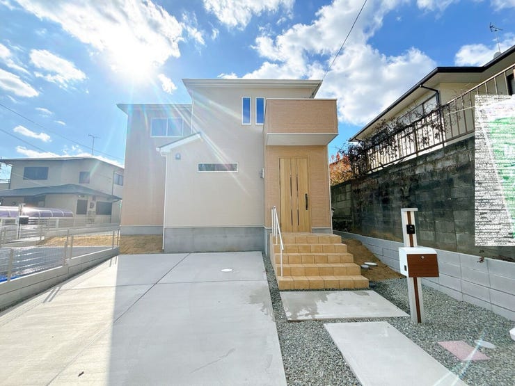 あたたかな陽が差し込む日当り良好の立地です。