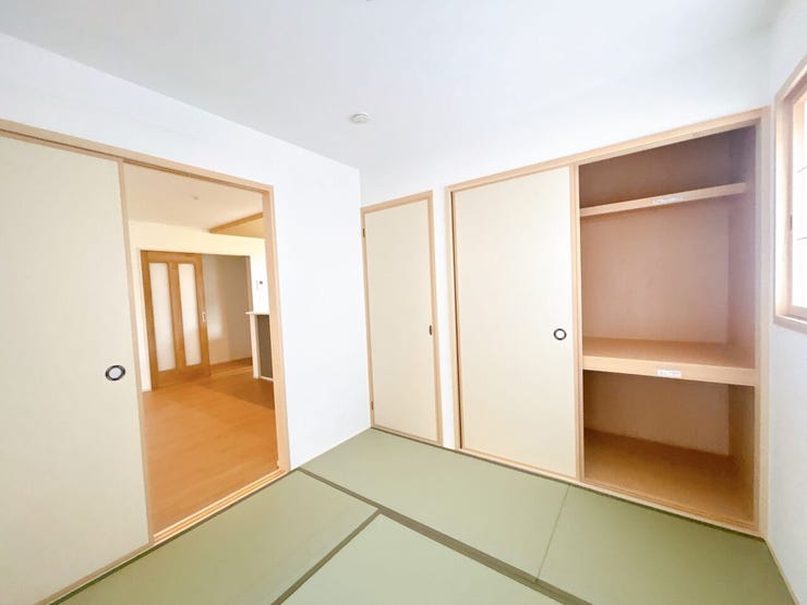 リビング横の和室スペースは休憩したり、お子様の安全な遊びスペースとしても使えます◎