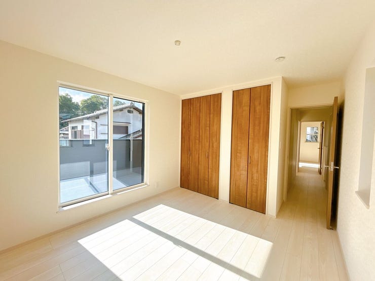 バルコニーの窓が大きく、明るい室内です◎