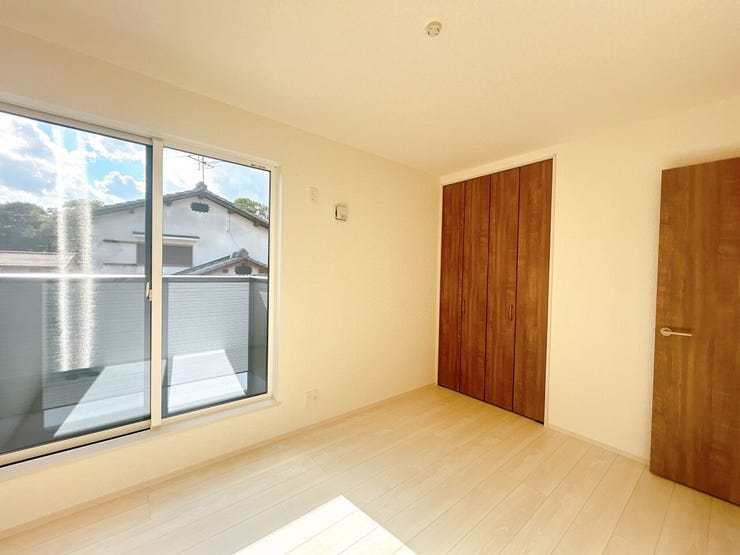 窓から日が差す明るいお部屋です。