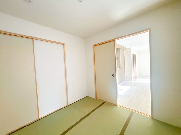 リビング横の和室スペースは休憩したり、お子様の安全な遊びスペースとしても使えます◎