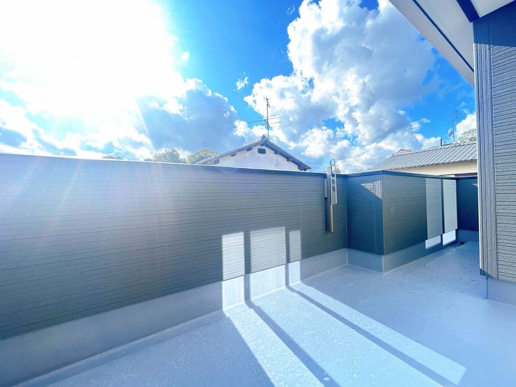 バルコニーは日当たり良好で、洗濯物もよく乾きます◎