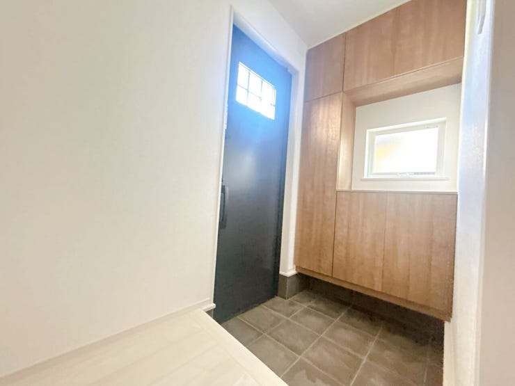 光が差す明るい玄関です。