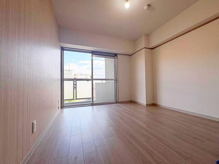 バルコニーにつながる洋室です。約5帖