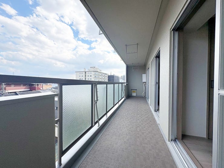 広々としたバルコニーです。3つのお部屋からそれぞれアクセスできます。