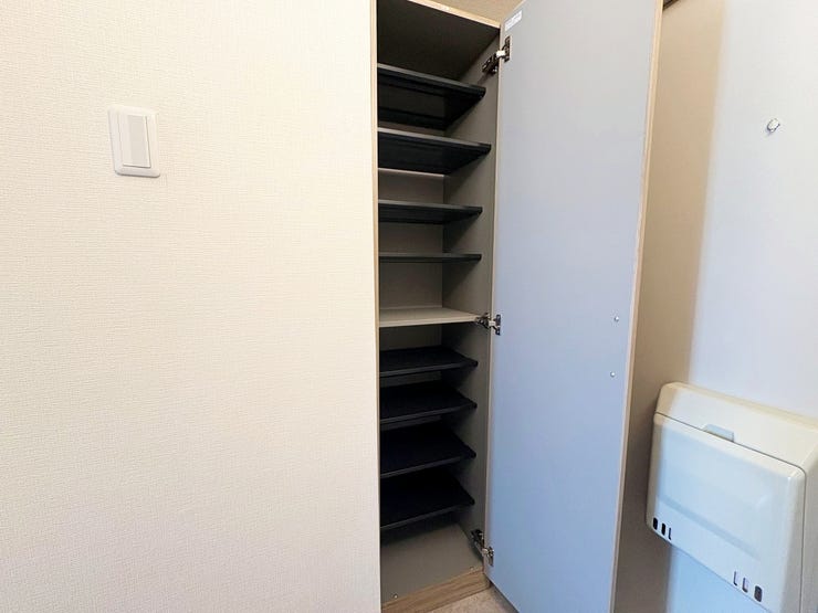 玄関横に収納があります。