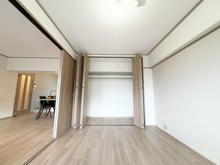 約6帖ある洋室。収納スペースもバッチリ!