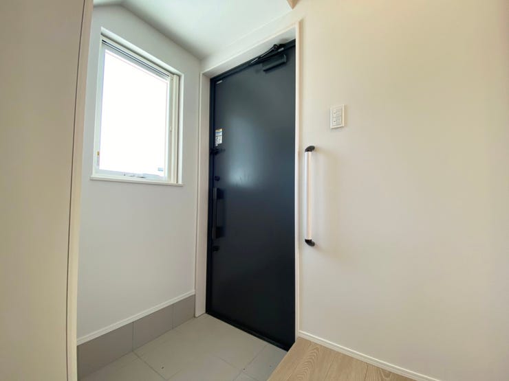 室内(2025年9月)撮影
◎本日案内可能◎
手すり付きの玄関。靴の履き脱ぎの補助もでき安心です。