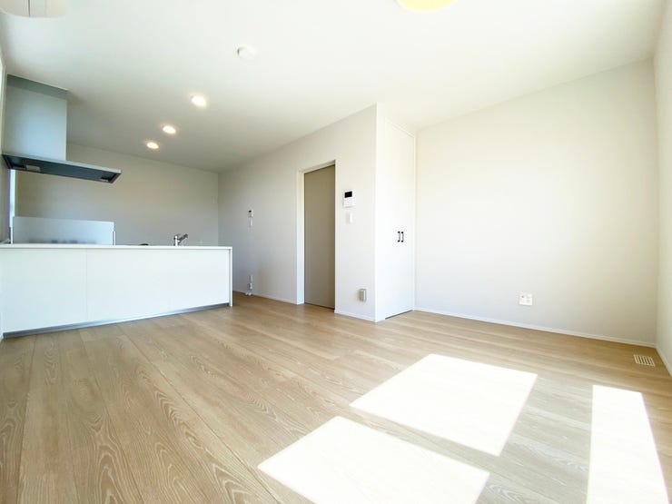 室内(2025年9月)撮影
◎本日案内可能◎
シンプルなデザインのLDKなので自分好みにアレンジできるのもいいですね♪