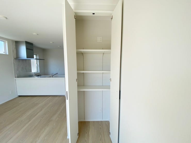 室内(2025年9月)撮影
◎本日案内可能◎
リビングにも収納スペースがございます。普段使う掃除用品などしまっておけますね◎