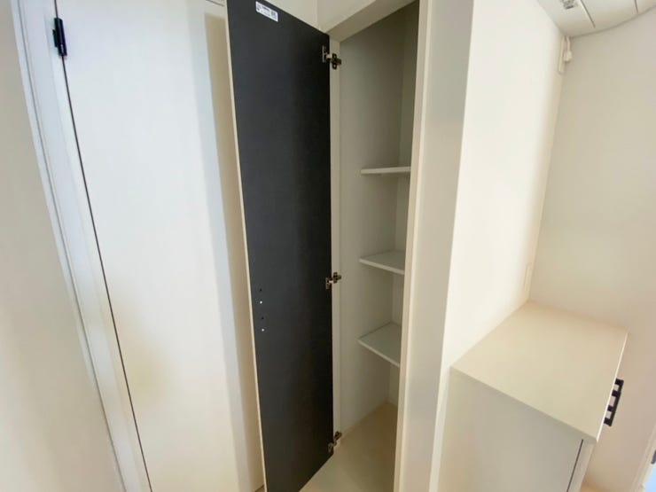 室内(2025年9月)撮影
◎本日案内可能◎
玄関横にも収納完備!掃除用品だけでなく防災グッズもしまっておけます♪