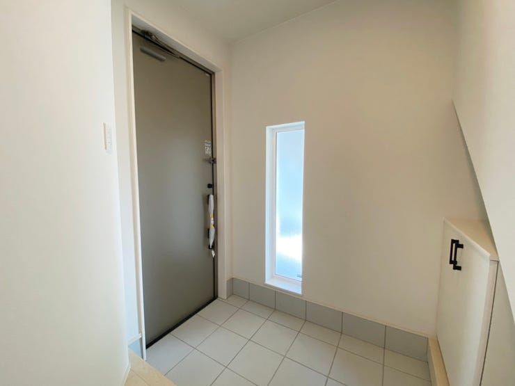 室内(2025年9月)撮影
◎本日案内可能◎
小窓からの光が玄関を明るく照らしてくれます♪