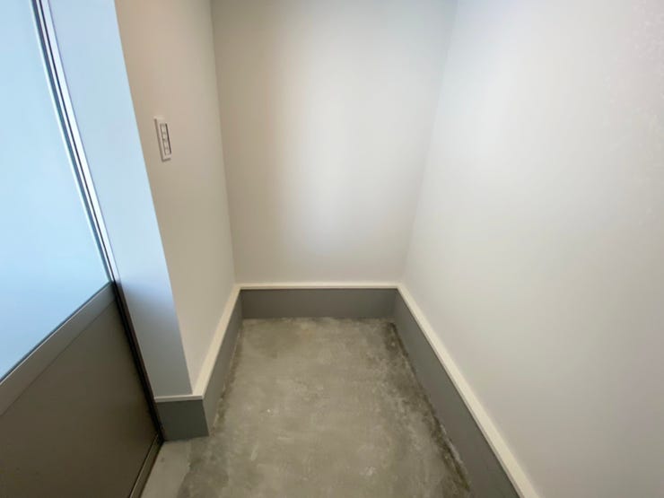 室内(2025年9月)撮影
◎本日案内可能◎
ガレージ横には、アウトドア用品やタイヤを綺麗にしまって置ける収納場所がございます。