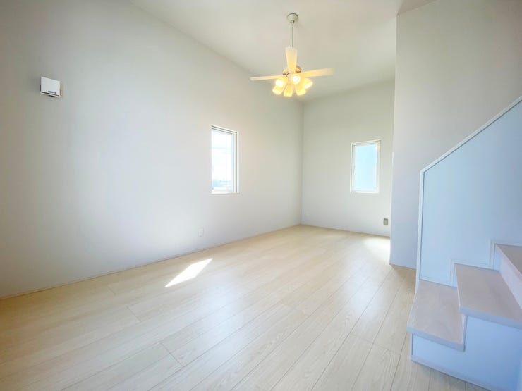 室内(2025年9月)撮影
◎本日案内可能◎
2階リビングは1階に比べて陽当りが良く、プライバシー保護もされ安心してお過ごしいただけます◎