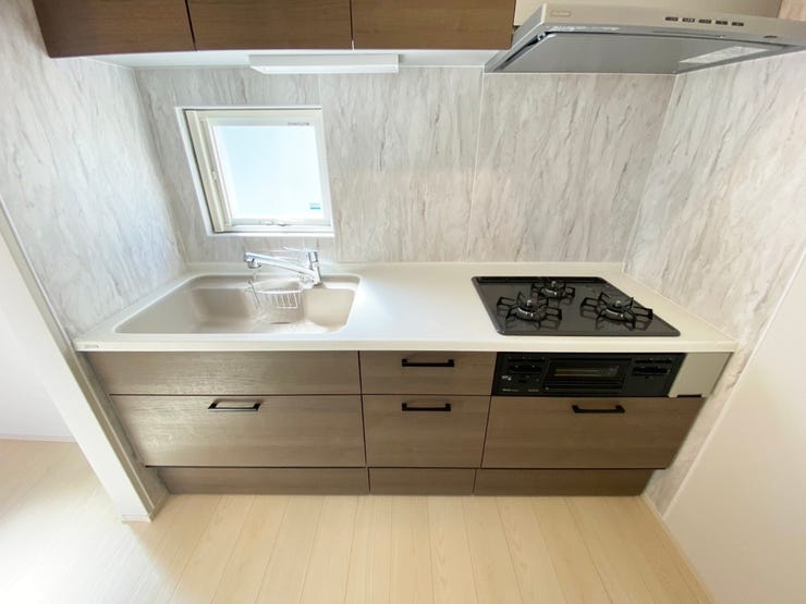 室内(2025年9月)撮影
◎本日案内可能◎
壁付けキッチンは、周りの空間を広く使えるほか集中して加須ができそうです◎