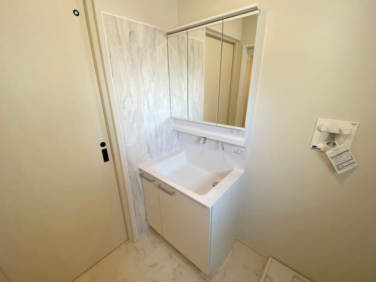 室内(2025年9月)撮影
◎本日案内可能◎
身だしなみを整える際に後ろ姿まで確認できる三面鏡がついた洗面化粧台!