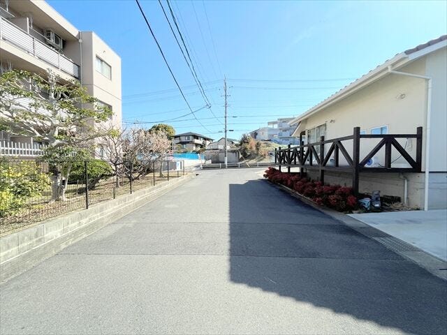 幅員約6.5mの前面道路です。車がすれ違うのに十分な道幅です。車が2台と通行人も通れる幅となっています。