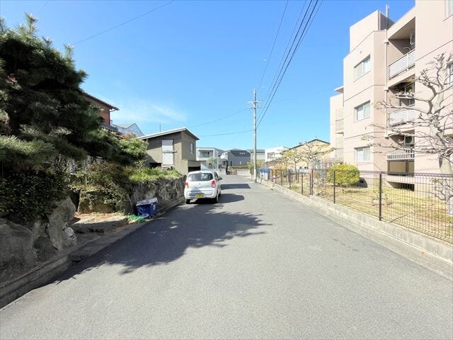 幅員約6.5mの前面道路です。車が余裕を持ってすれ違うことが出来る道幅です。車の出し入れも余裕を持って行うことが出来ます。