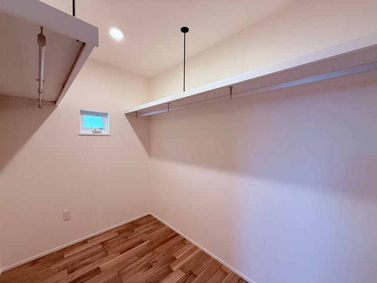 ◇主寝室のウオークインクローゼットは広めなので沢山の洋服が収納できます(^^)/