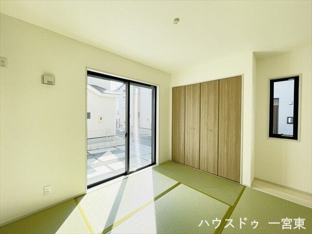 【5.2帖】リビング横の和室は、くつろぎの空間として最適。子どもの遊び場やちょっとした休憩スペースにも便利です。