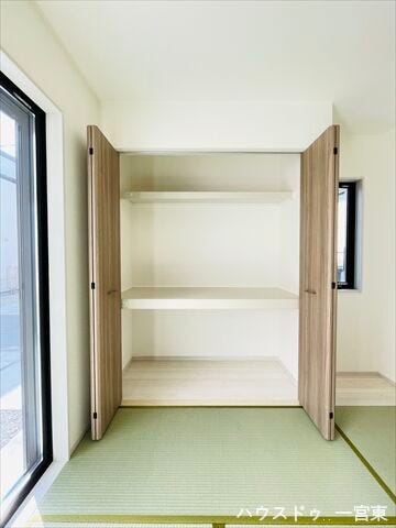 【5.2帖和室】布団や座布団を収納したり、突っ張り棒を使って棚のアレンジをしてもいいですね。お子様のおもちゃ置き場としても重宝します。