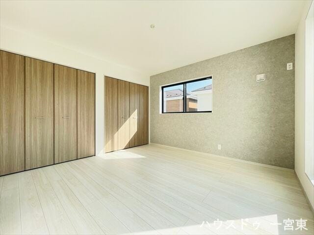 【8帖】一番広いお部屋になっており主寝室の利用に適しています。クローゼットも2戸あり大きいので、ご夫婦でそれぞれ使用することもできますね。