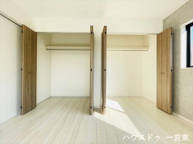 【8帖洋室】ハンガーパイプや枕棚があらかじめついているので、サッと片づける事が出来ます!