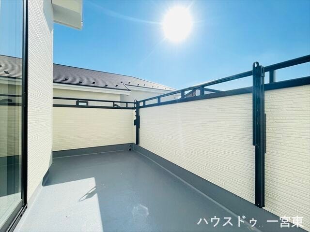 明るい日差したっぷりのバルコニーです♪こんな天気の良い日は気持ち良く洗濯物を干せますね!