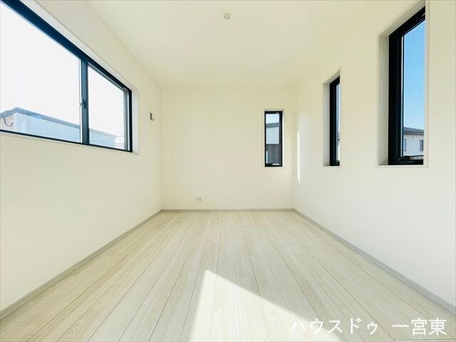 【6.7帖】明るく、収納スペースも完備された洋室は、子供部屋としても、寝室としてもお使い頂けます。