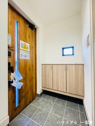 散らかりがちな玄関もすっきりの玄関収納付き。