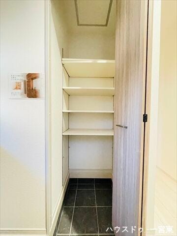 【玄関】ベビーカーやアウトドア用品など、外で使用するものを玄関ドアの近くに収納できるので便利です。