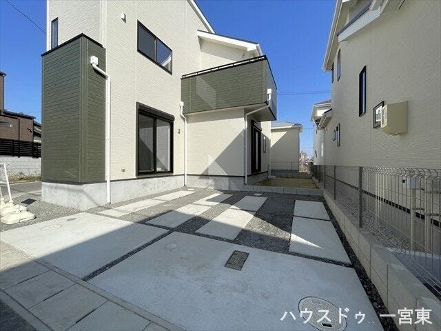 並列駐車2台可能なカースペース。車の出し入れもしやすく便利です。