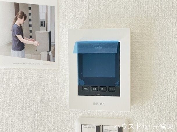 【モニター付きインターホン】訪問者の顔が見えて安心ですね。玄関先まで行かなくても、こちらで対応できます。