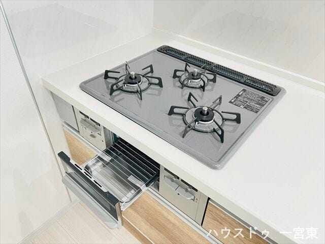 【コンロ】3口コンロ付で、同時調理も捗ります。グリルもあるので焼き物調理も進みますね。
