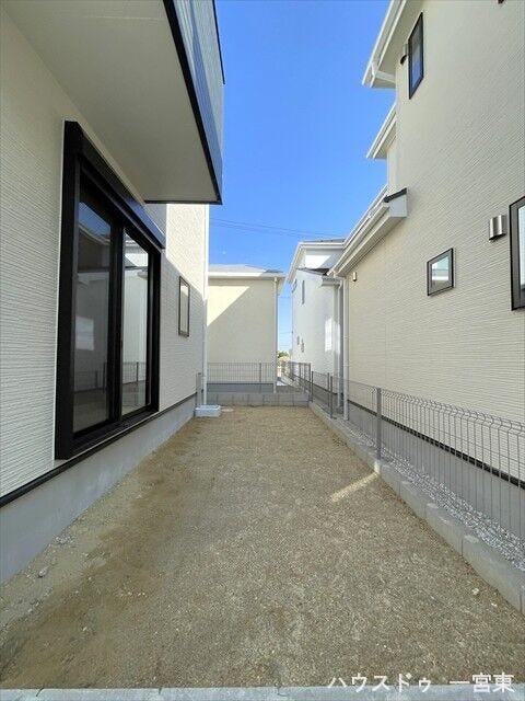 植栽で彩ったり、ガーデンチェアを置いて寛いぐのも良いですね。お子様の外遊びスペースにもなります。