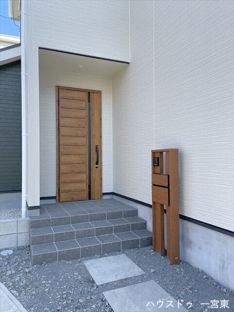 ポーチが広いので、ベビーカーなどを置くスペースとしても利用できます。