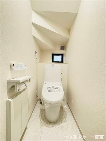 収納棚付きのトイレです。トイレットペーパーのストックも置いておけますね。