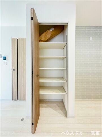 キッチン横には収納スペースがあり、ストック品などたくさん収納可能◎キッチンもすっきりとお使いいただけます。