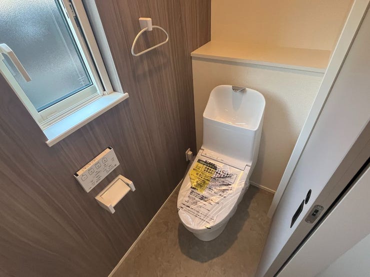 2階のトイレです。窓がついておりますのでお掃除の際などに換気が可能です。