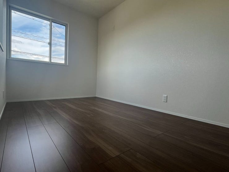 2階の洋室です。お子様のお部屋や書斎などに活用いただけます。