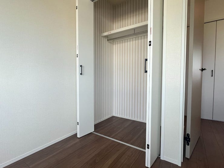 2階のクローゼットです。中のクロスがストライプ模様でオシャレです。