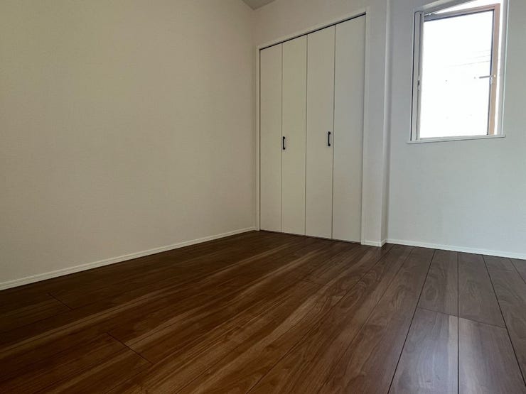 2階の洋室です。こちらも窓からの採光が明るいお部屋となっております。