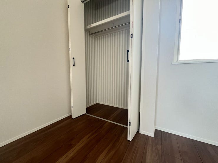 扉付きのクローゼットは洋服だけでなく、バッグや小物なども収納いただけます。